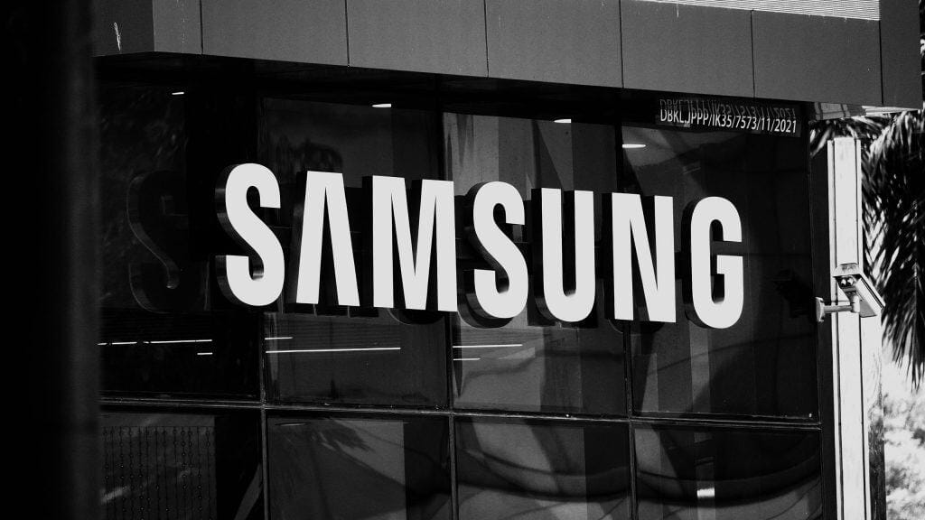 Logo da Samsung na fachada de uma loja da empresa