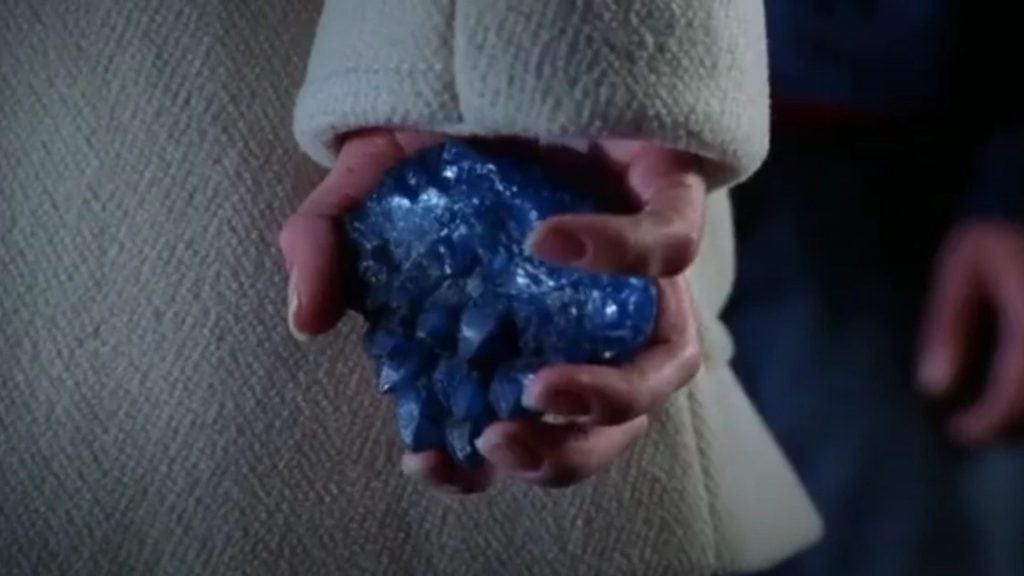 cena de uma kryptonita azul em smallville