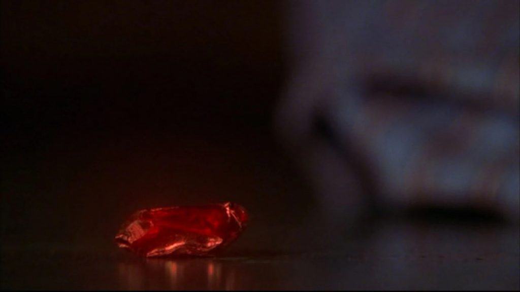 cena de uma kryptonita vermelha em smallvile