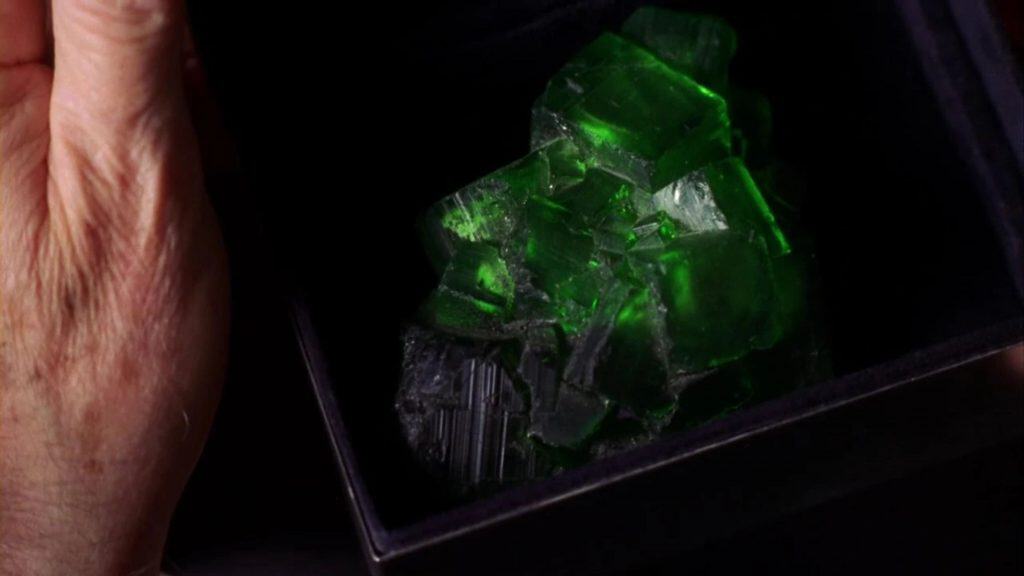 imagem mostra a cena de uma kryptonita verde na série smallville