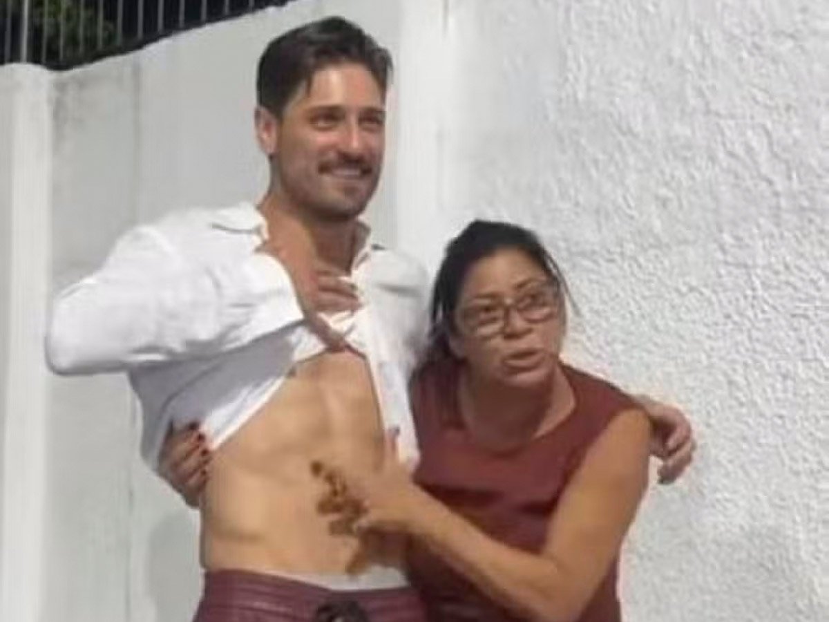 Dona Delma beija tanquinho de Daniel Rocha em churrasco pós BBB: “Coisa linda” Dona Delma beija tanquinho de Daniel Rocha em churrasco pós BBB: “Coisa linda”