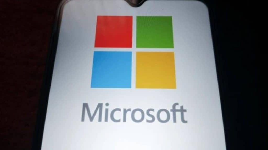 celular com logo da microsoft
