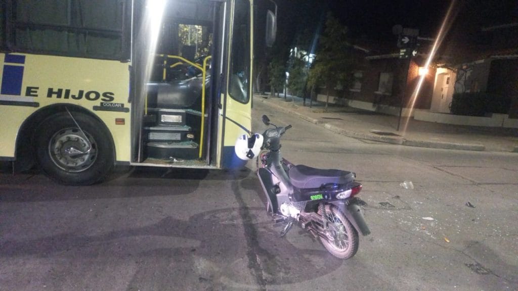 Un motociclista borracho chocó contra un colectivo Un motociclista borracho chocó contra un colectivo