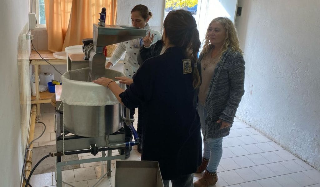 Con una “vaca mecánica” estudiantes del CEBJA de Villa Atuel producen alimentos saludables para su comunidad Con una “vaca mecánica” estudiantes del CEBJA de Villa Atuel producen alimentos saludables para su comunidad