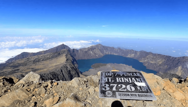 Alpinista é resgatado no Monte Rinjani poucos dias após tragédia com Juliana Marins Alpinista é resgatado no Monte Rinjani poucos dias após tragédia com Juliana Marins