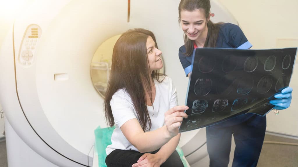 Jovem médico examinando a imagem de raio-x da tomografia computadorizada