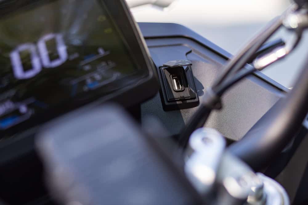 Carregar celular na moto