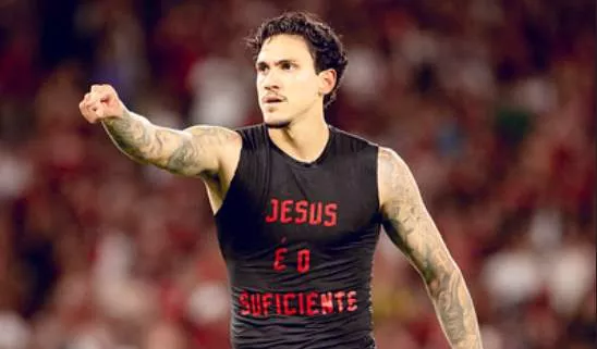 Pedro marca, beija o escudo do Flamengo e é aplaudido por Filipe Luís Pedro marca, beija o escudo do Flamengo e é aplaudido por Filipe Luís