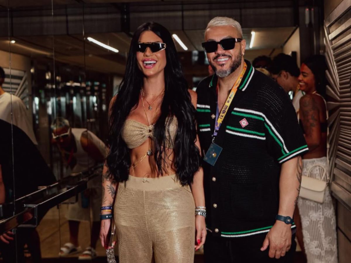 Namorada de Belo, Rayane Figliuzzi vende biquínis em estande na praia do Rio Namorada de Belo, Rayane Figliuzzi vende biquínis em estande na praia do Rio