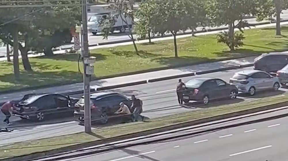 Polícia Civil encontra veículo usado em atentado a Vinicius Drumond no Rio Polícia Civil encontra veículo usado em atentado a Vinicius Drumond no Rio
