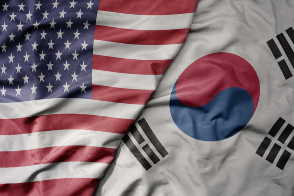 Bandeiras de EUA e Coreia do Sul lado a lado