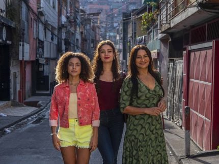 TVs, por imprudência ou incapacidade, concorrem e perdem para elas mesmas 2 cena de tres gracas
