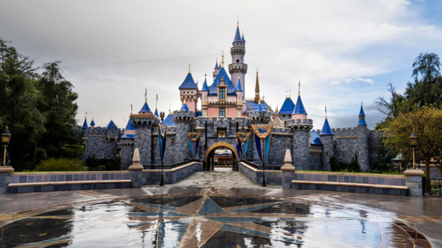 Todos duvidaram de Walt Disney quando ele decidiu criar um parque de diversão que não era “sujo”; hoje é um dos lugares mais “limpos” do mundo Todos duvidaram de Walt Disney quando ele decidiu criar um parque de diversão que não era “sujo”; hoje é um dos lugares mais “limpos” do mundo