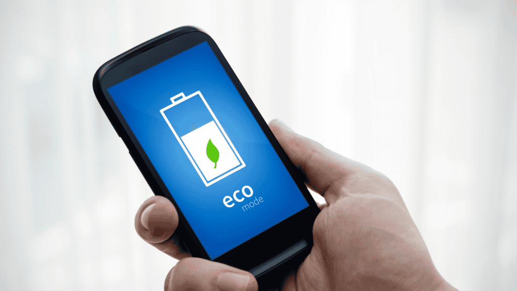 Pessoa segurando um celular que está com o modo 'economia de bateria' ativado