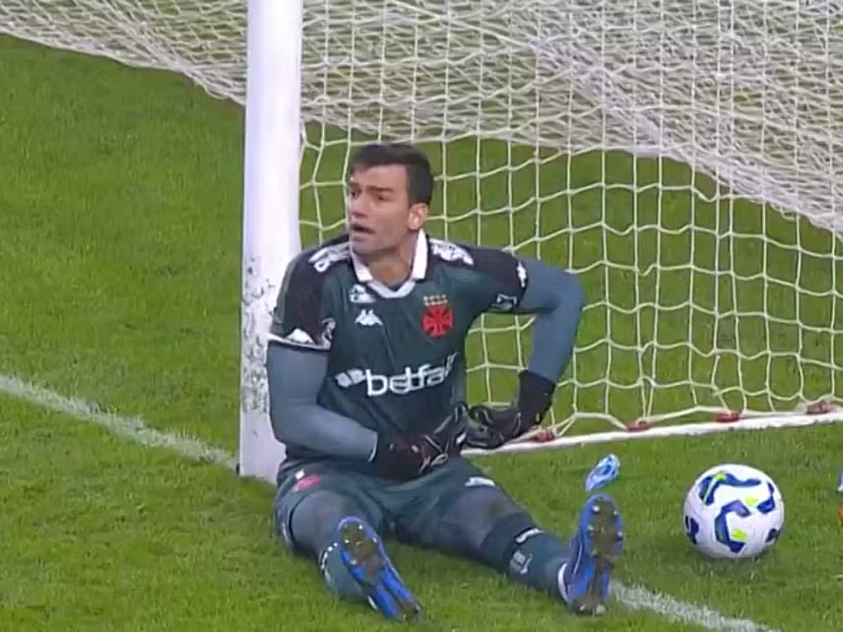 Léo Jardim, goleiro do Vasco, é expulso por cera e Vegetti protesta: “Um roubo” Léo Jardim, goleiro do Vasco, é expulso por cera e Vegetti protesta: “Um roubo”