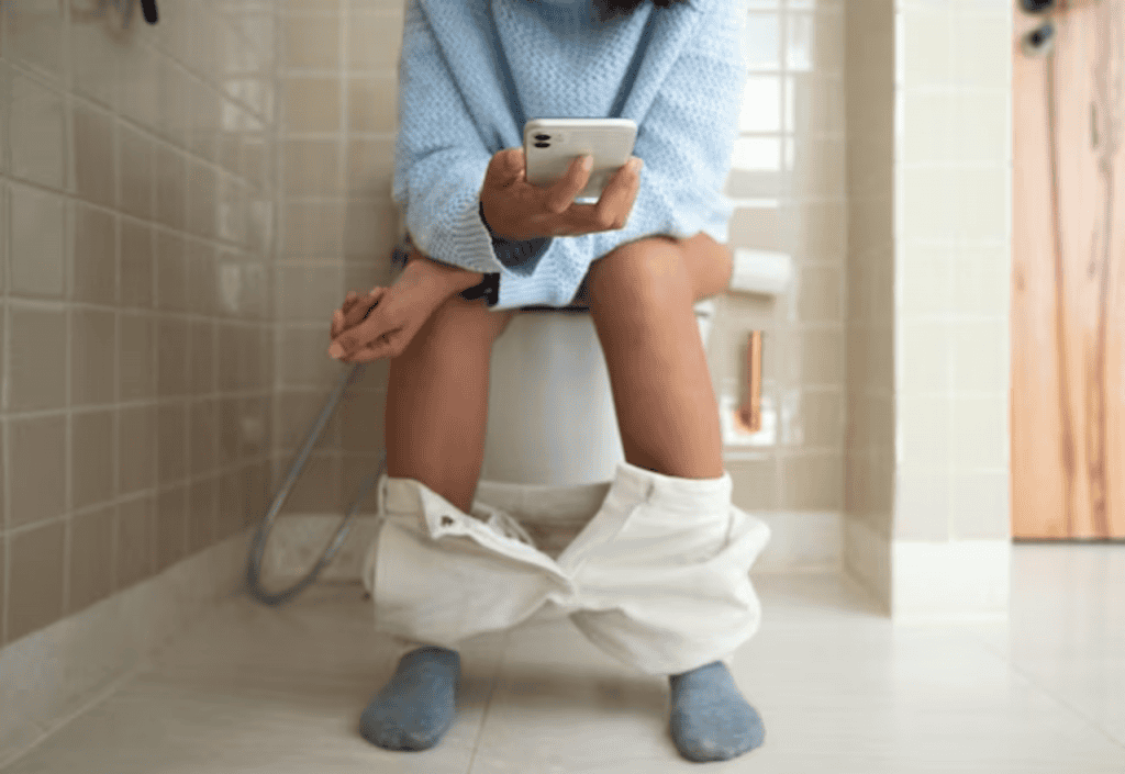 Usar celular no vaso traz riscos à saúde? Veja o que a medicina diz Usar celular no vaso traz riscos à saúde? Veja o que a medicina diz
