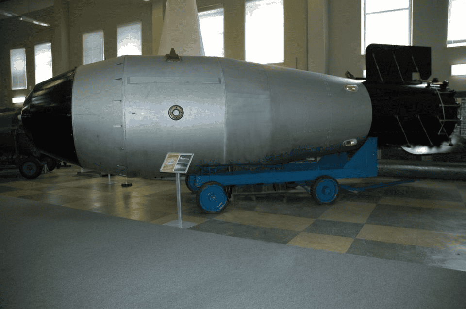 m invólucro do tipo Tsar Bomba em exposição no museu da bomba atômica de Sarov