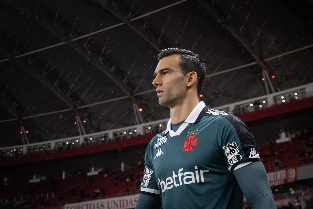 Goleiro do Vasco expulso por cera tem lesões detectadas após exame Goleiro do Vasco expulso por cera tem lesões detectadas após exame
