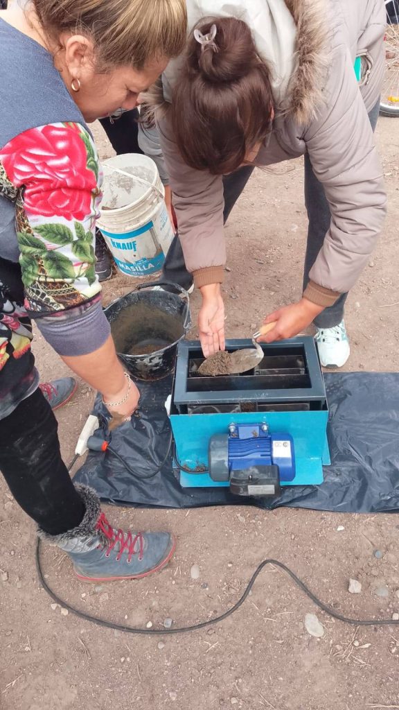 Madres Cocinando incorporó una bloquera para fortalecer sus proyectos solidarios Madres Cocinando incorporó una bloquera para fortalecer sus proyectos solidarios