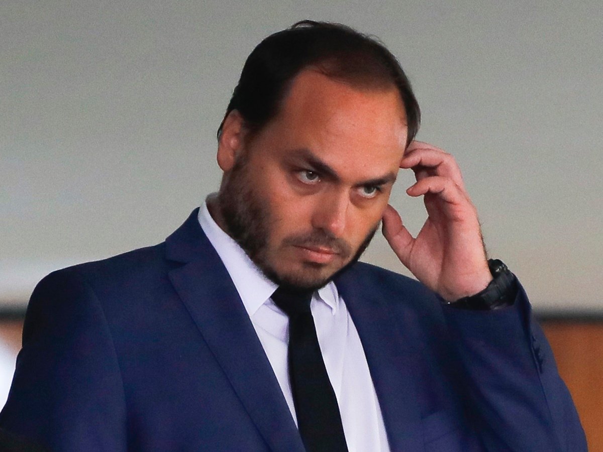 Após prisão domiciliar do pai, Carlos Bolsonaro passa mal e é atendido em hospital no Rio Após prisão domiciliar do pai, Carlos Bolsonaro passa mal e é atendido em hospital no Rio