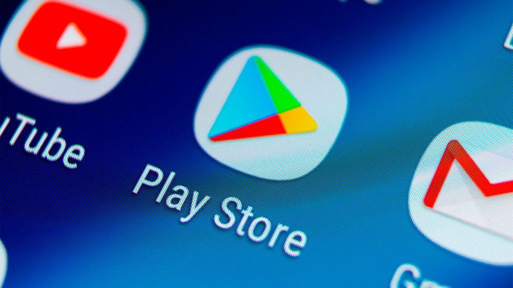 Ícone da Play Store do Google entre ícones do YouTube e do Gmail num celular