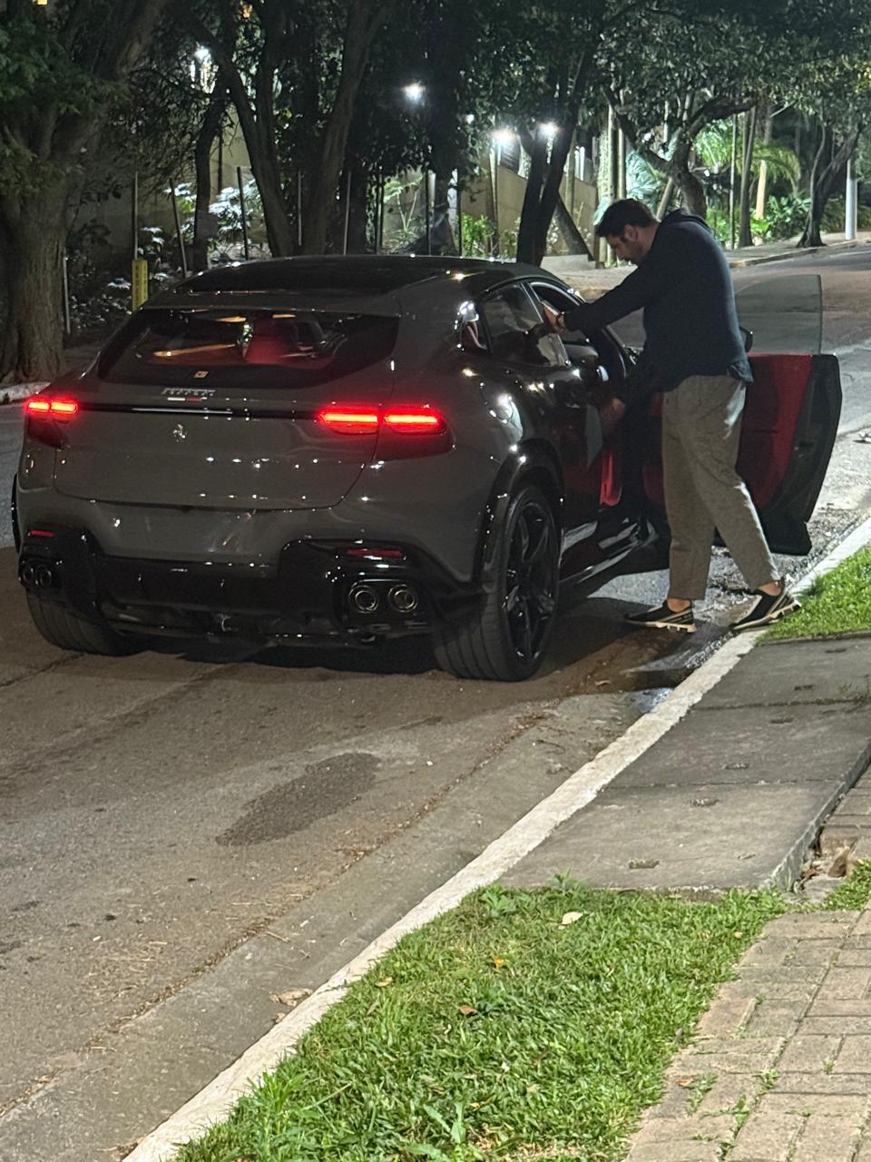 Empresário da indústria farmacêutica, Derek Camargo, é visto com Ferrari de R$ 9 milhões em SP Empresário da indústria farmacêutica, Derek Camargo, é visto com Ferrari de R$ 9 milhões em SP