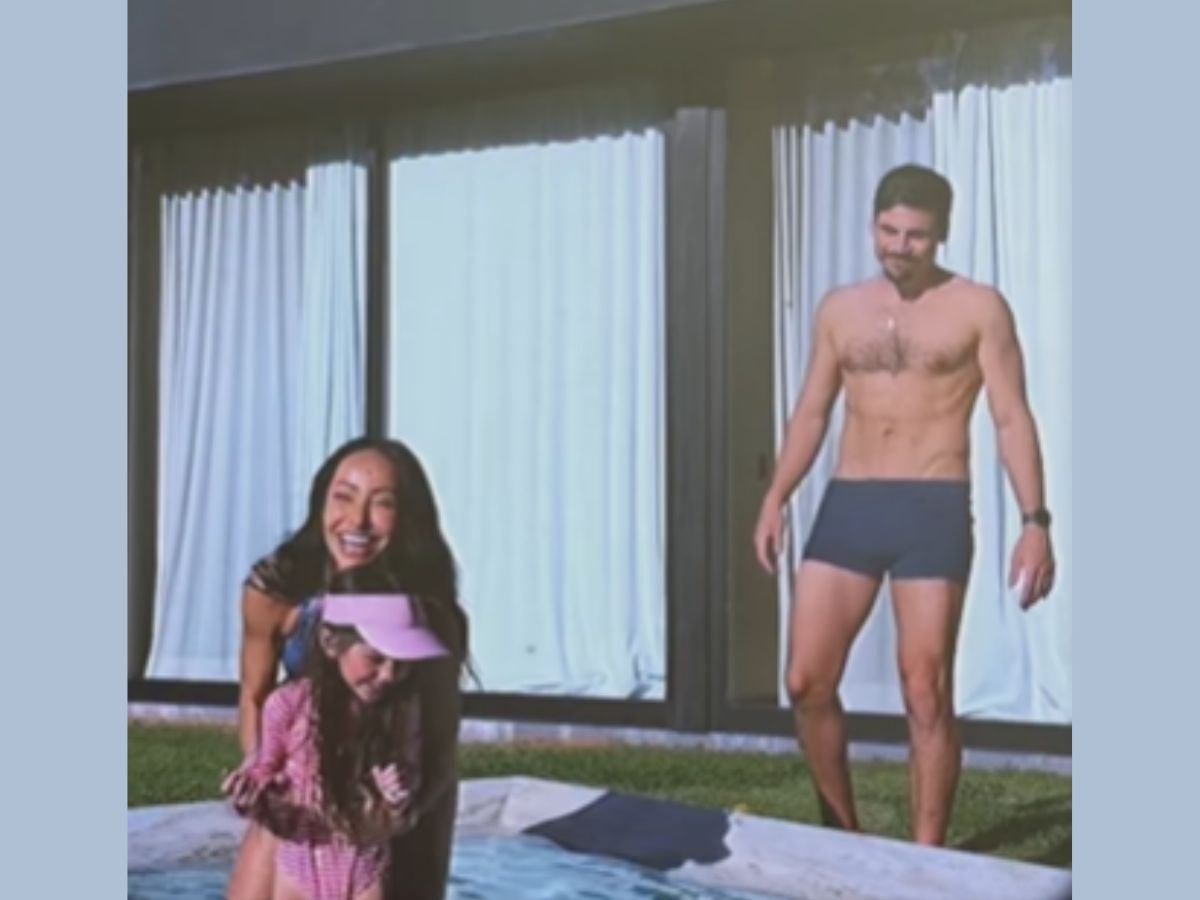 Pegando fogo! Sabrina Sato abre álbum de fotos em clima de romance com Nicolas Prattes Pegando fogo! Sabrina Sato abre álbum de fotos em clima de romance com Nicolas Prattes