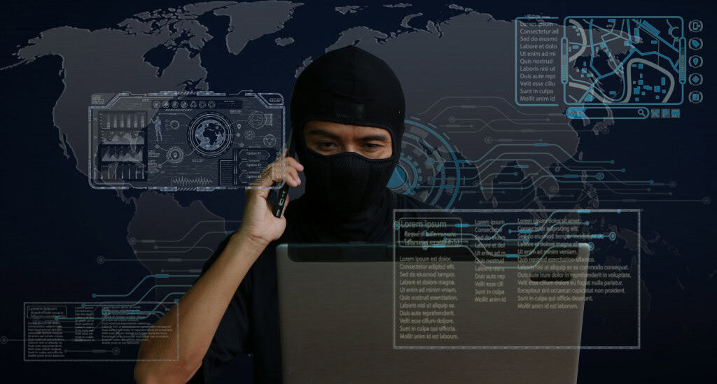 Pessoa mascarada com um celular no ouvido e mexendo em um notebook