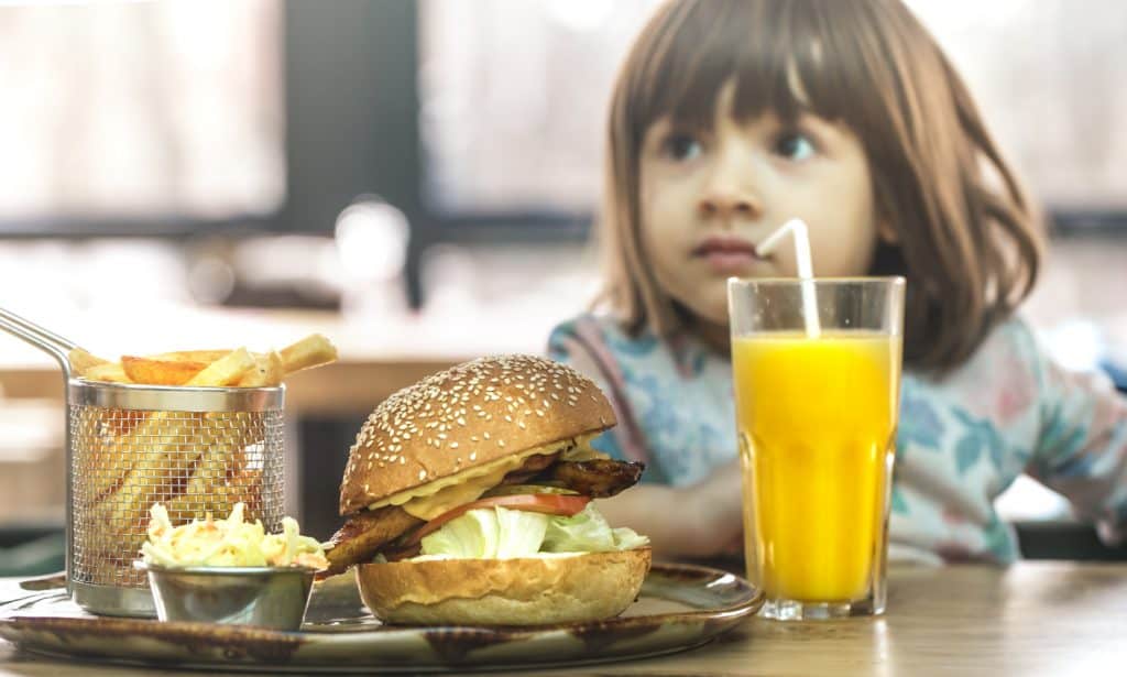 Há comidas que diminuem o sono? Veja o impacto dos ultraprocessados na sua rotina Há comidas que diminuem o sono? Veja o impacto dos ultraprocessados na sua rotina
