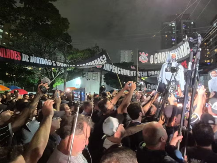 Crise no Corinthians: escândalo, afastamento, invasão, protesto e poder político em jogo 3 foto torcida protesto impeachment Corinthians galeria 1