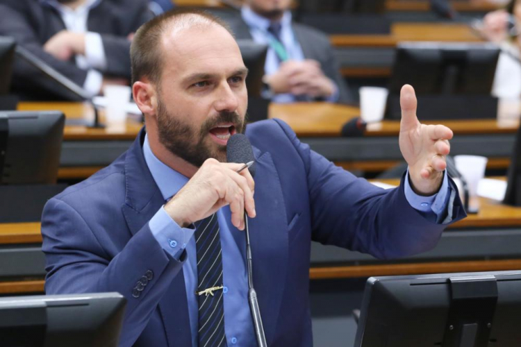 Eduardo Bolsonaro quer sanções à mulher de Moraes, além de punição a Motta e Alcolumbre Eduardo Bolsonaro quer sanções à mulher de Moraes, além de punição a Motta e Alcolumbre